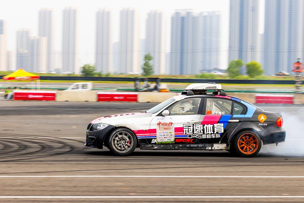 国家级汽车赛事时隔六年回归武汉 上万名市民家门口体验速度与激情