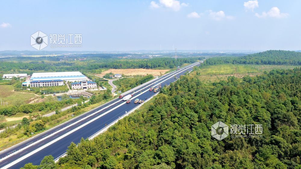 2025年10月10日,由中铁十八局集团有限公司承建的樟吉高速公路改扩建工程A2标江西省吉安市峡江县戈坪乡施工现场,工人在进行沥青摊铺作业。