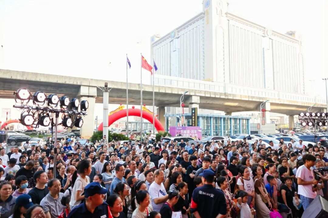 双节欢庆不停歇!万家丽“新年献礼 元旦钜惠”盛大启动!艾晓琪深度打卡世界地标