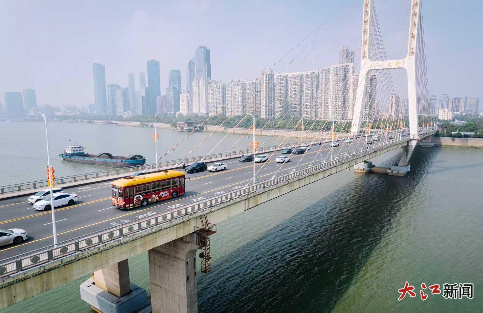 “王勃号”公交车行驶在南昌八一桥上