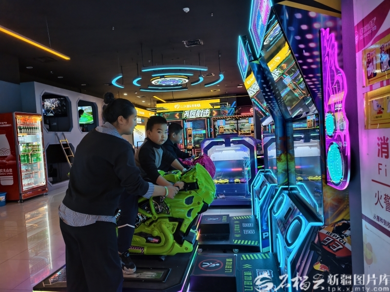 假期期间,亲子娱乐项目受追捧,10月5日,在乌市一家名为“心潮潮玩空间”的店内,一对母子正在游玩。石榴云/新疆日报记者 黑宏伟摄