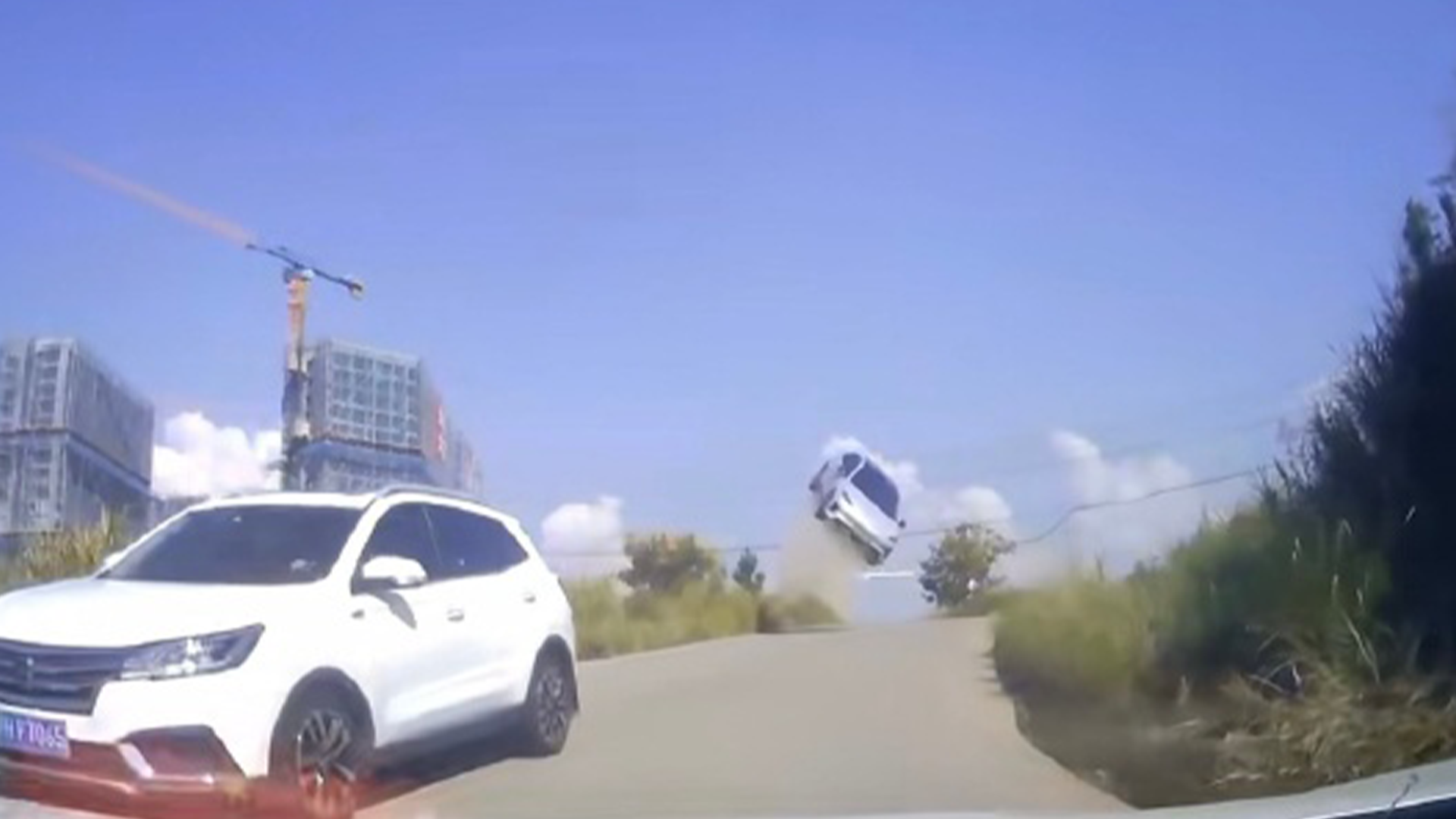 太吓人！景德镇一司机被阳光晃眼，误将油门当成刹车，直接“凌空飞起”