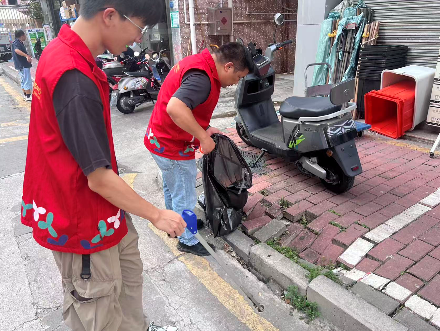 西乡渔业社区开展爱国卫生运动干净整洁迎国庆中秋