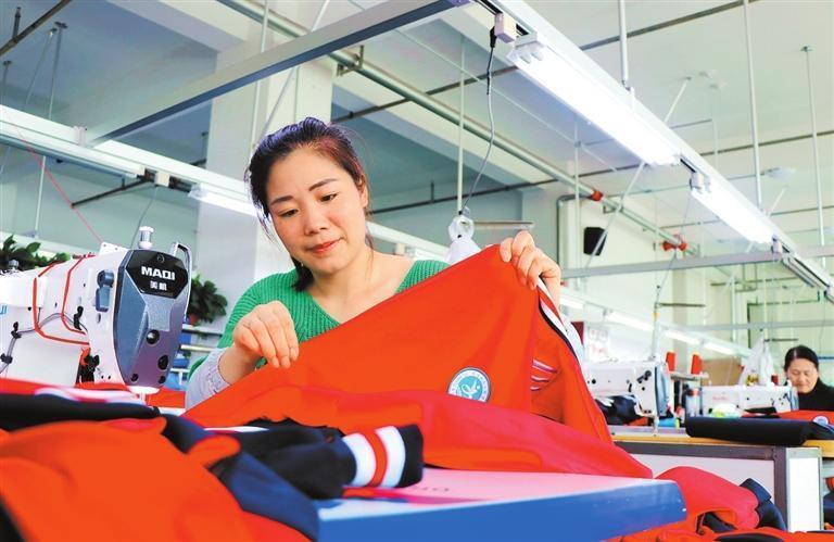 工人在静宁县城关镇南关村乡村就业帮扶车间赶制服装　新甘肃&middot;甘肃日报通讯员　王毅