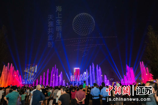 10月6日,生态科技新城上演“星空大片”,700架无人机点亮扬州夜空。陈昆 摄