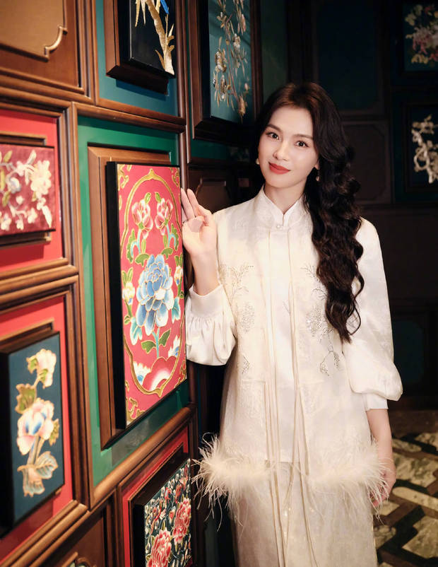 刘涛新中式造型诠释东方美学，一袭素衣温婉大气(图5)