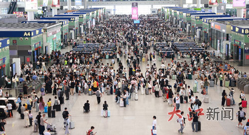 国庆中秋假期,南昌西站候车大厅客流如织。