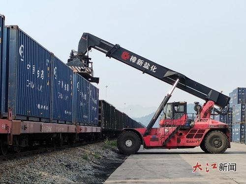 樟新公司专用线正在吊装运往福建方向的工业盐集装箱(秦忠华 摄)