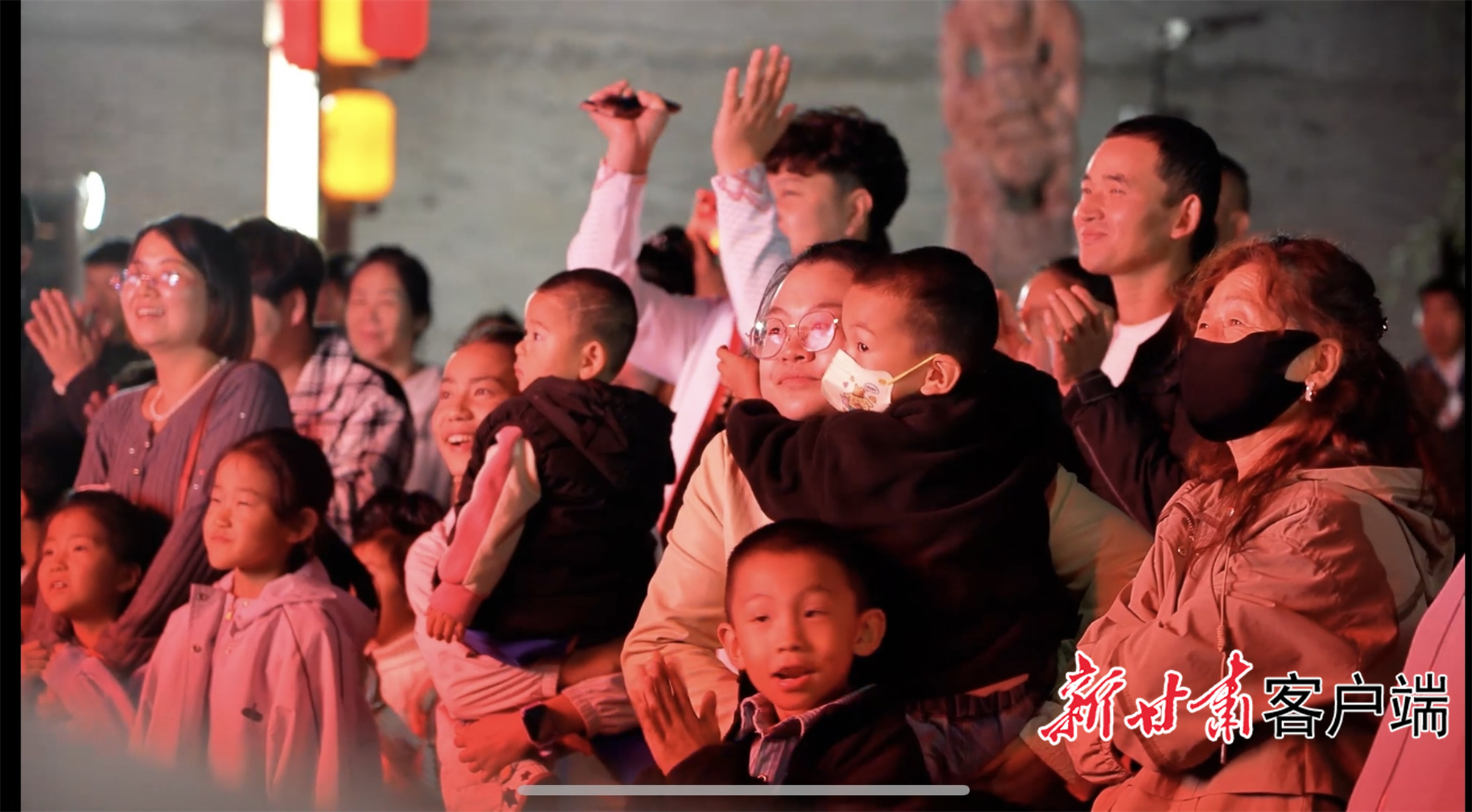 演出吸引众多游客前来