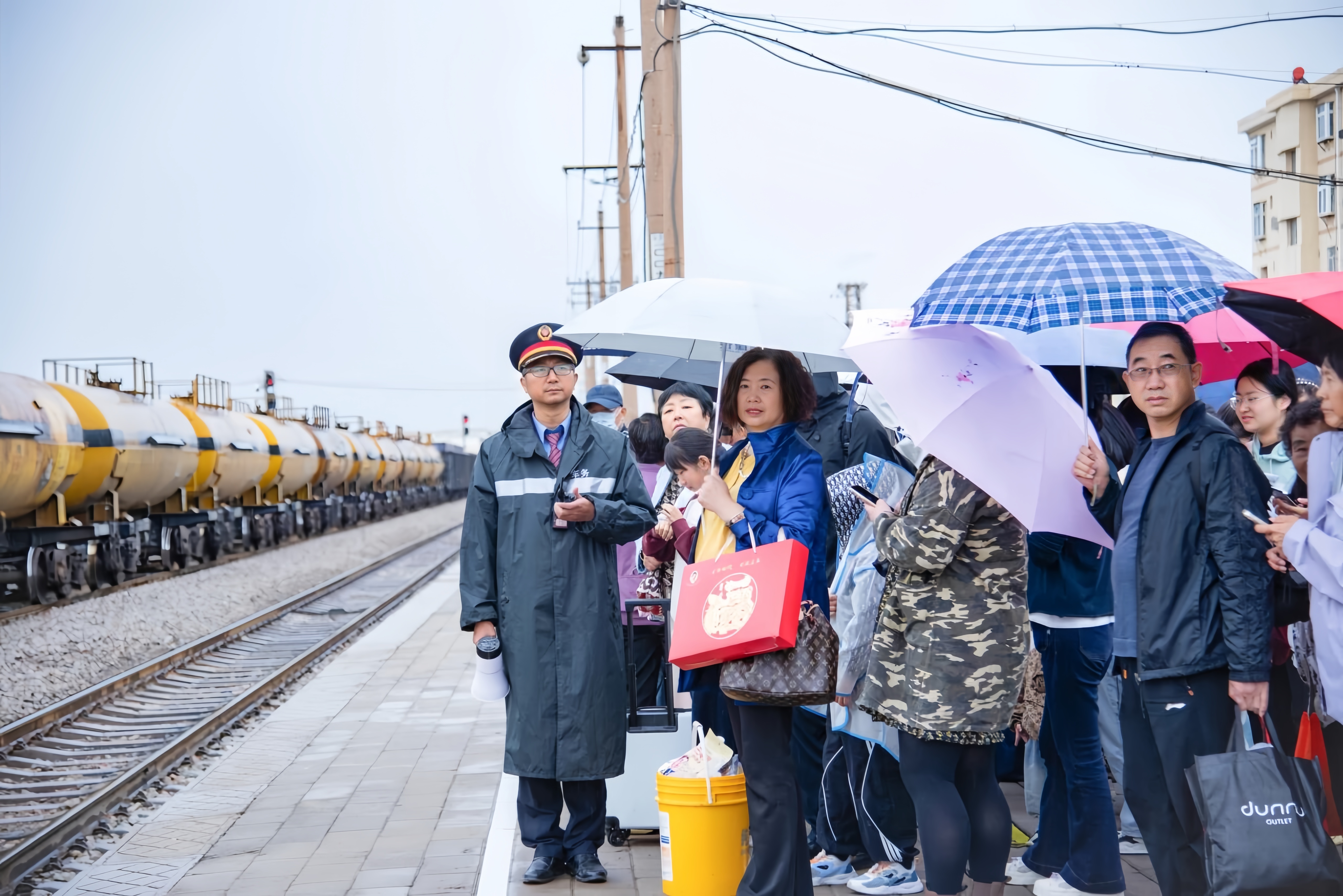 假日期间旅客乘坐7515/6次慢火车出行