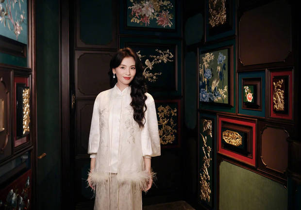 刘涛新中式造型诠释东方美学，一袭素衣温婉大气(图3)
