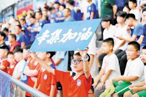 9月6日晚，“河北五超”辛集主场，辛集队迎战石家庄队，球迷们为球队加油助威。 娄雅坤摄