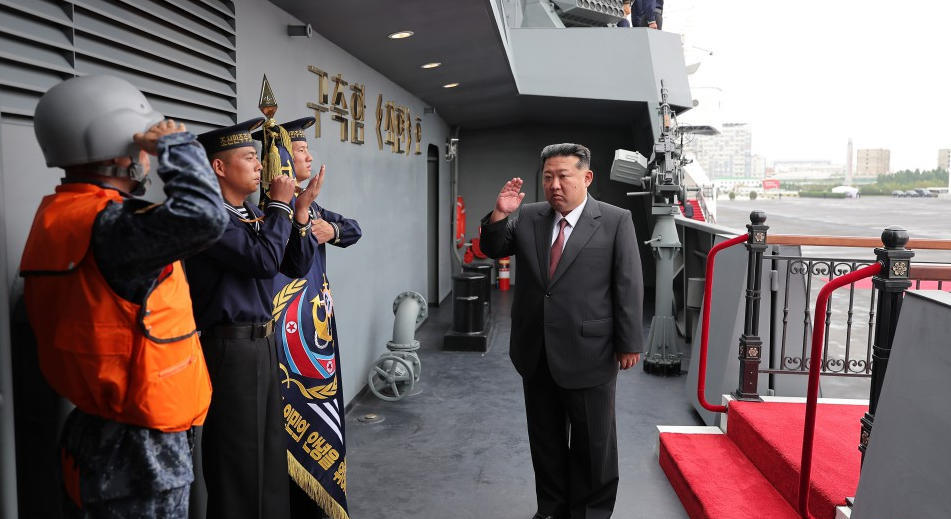 金正恩登上“崔賢”號驅(qū)逐艦進(jìn)行參觀