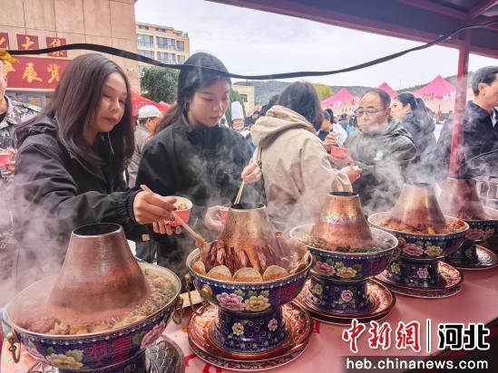 市民品尝美食。 张桂芹 摄