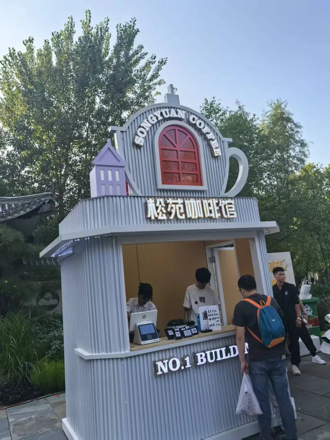 这座最懂年轻人的城市，正在承包他们的情绪价值