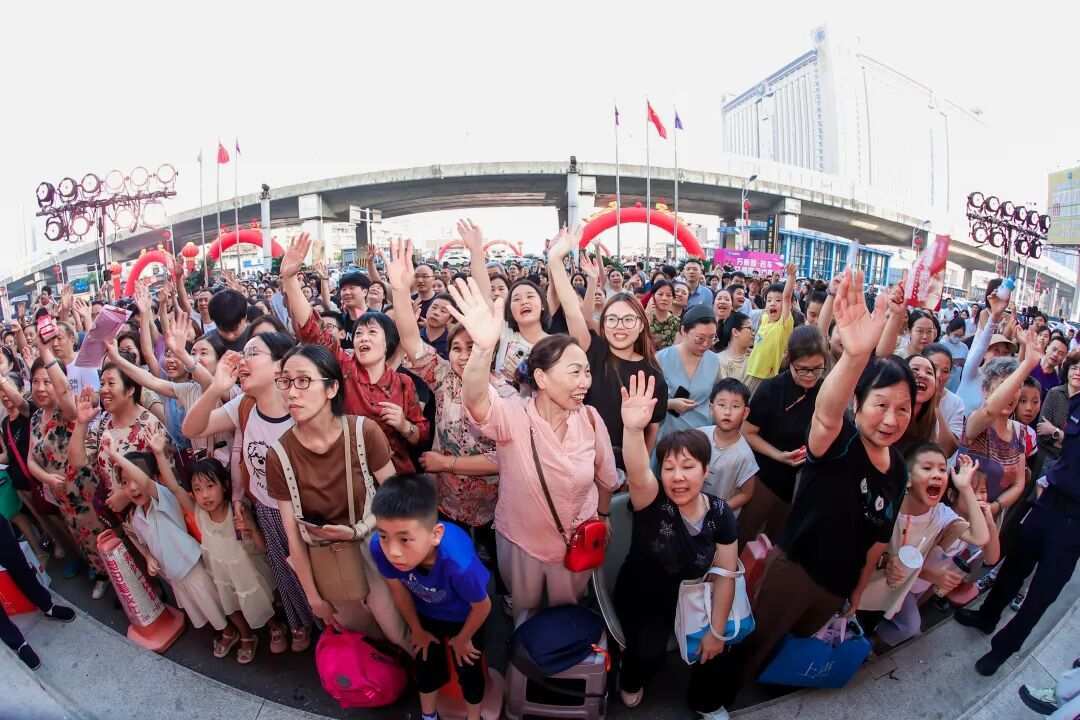 双节欢庆不停歇!万家丽“新年献礼 元旦钜惠”盛大启动!艾晓琪深度打卡世界地标