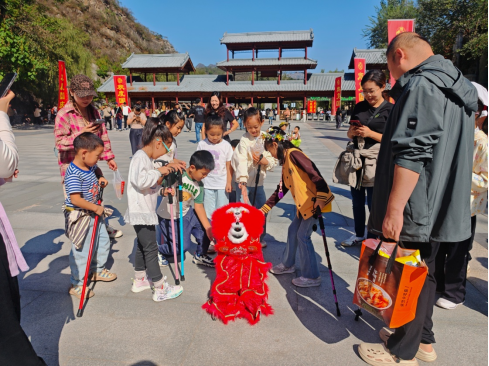 图:机器狗与游客互动