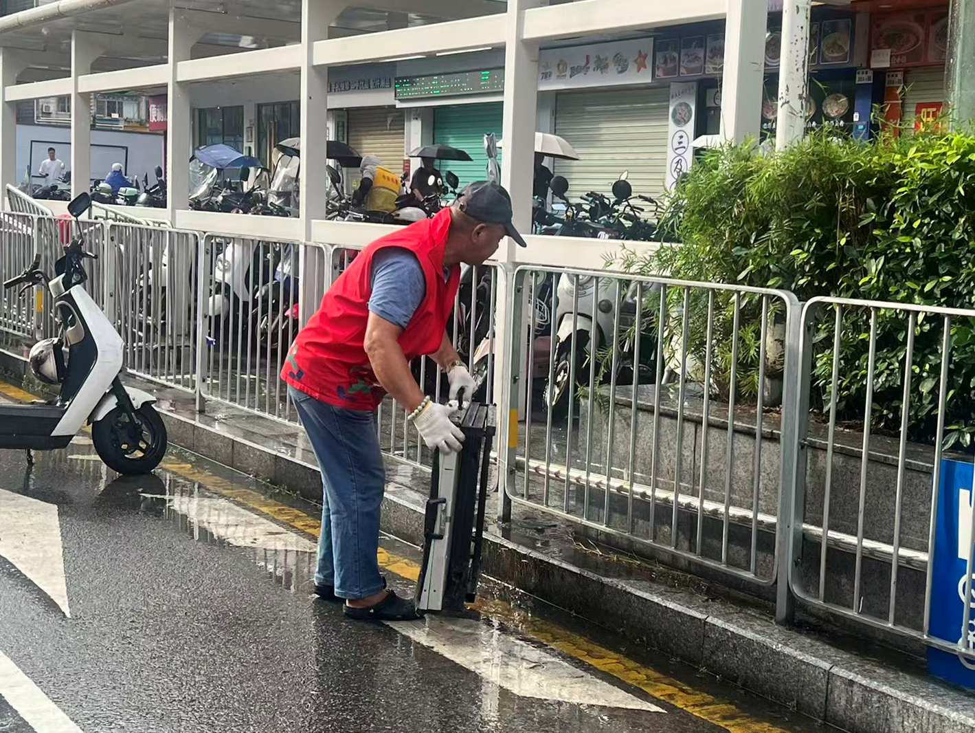 西乡渔业社区开展爱国卫生运动干净整洁迎国庆中秋