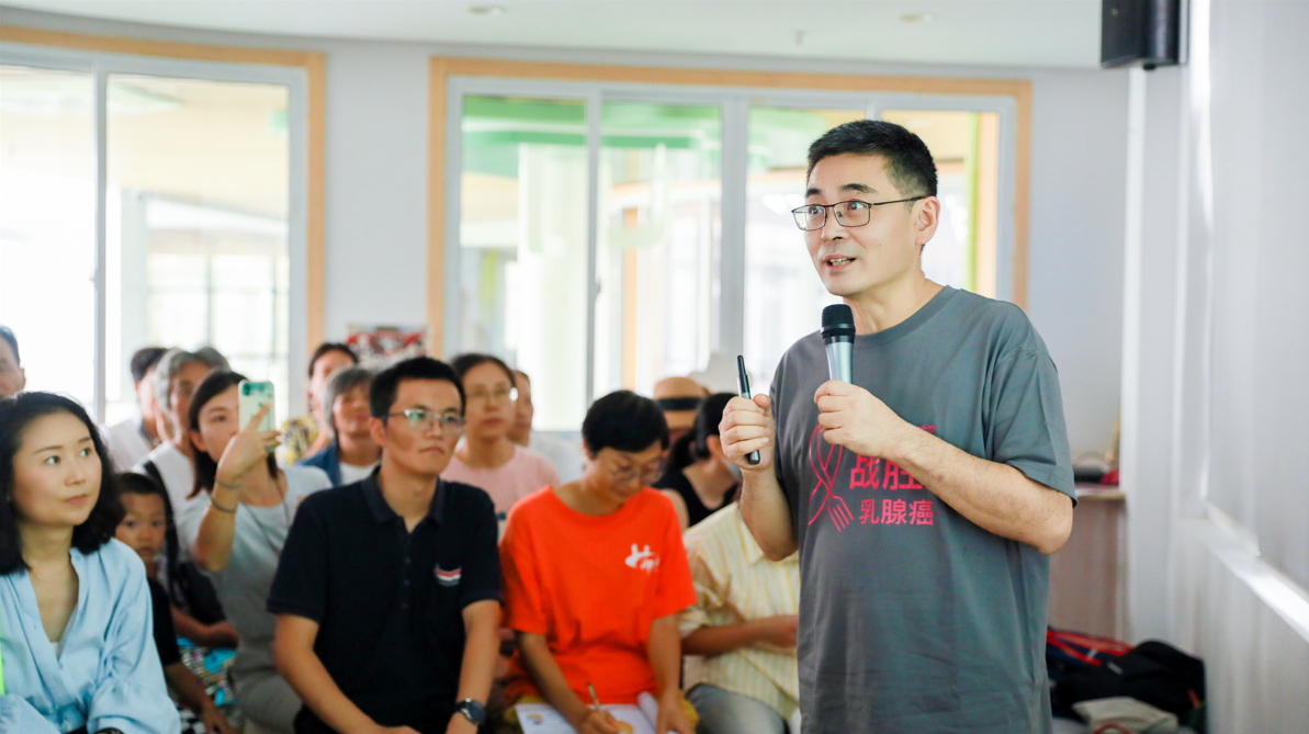 徐嘉博士在讲座上发表演讲