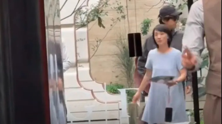 胡歌夫妇被偶遇，黄曦宁小腹凸起疑怀三胎，对胡歌呵护备至！封面图