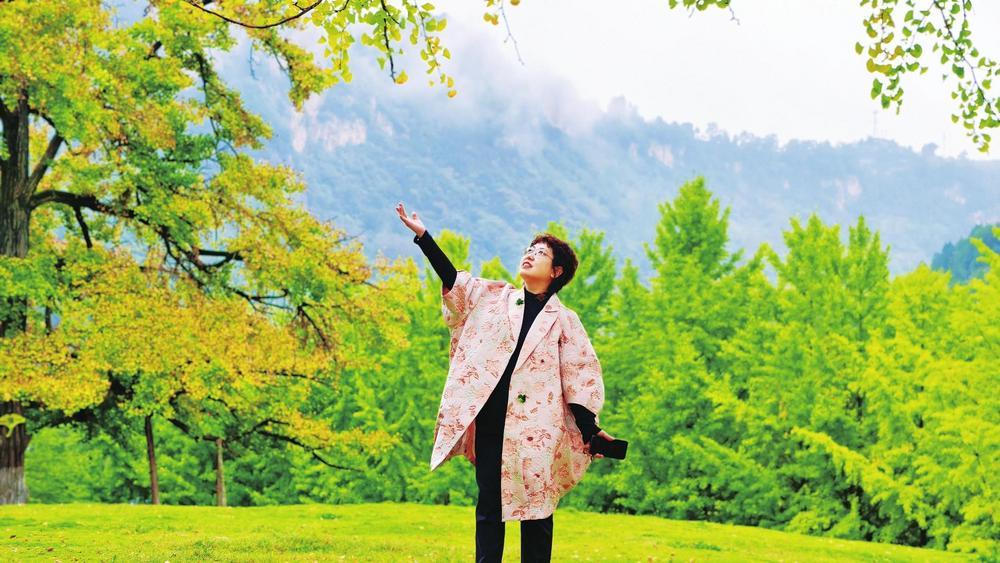 国庆假期的徽县嘉陵江峡谷，迎来了一年中最绚烂的季节。游客们或休闲漫步，或驻足拍照，不时举起手机记录这秋日盛景。新甘肃·甘肃经济日报通讯员　高琼　摄