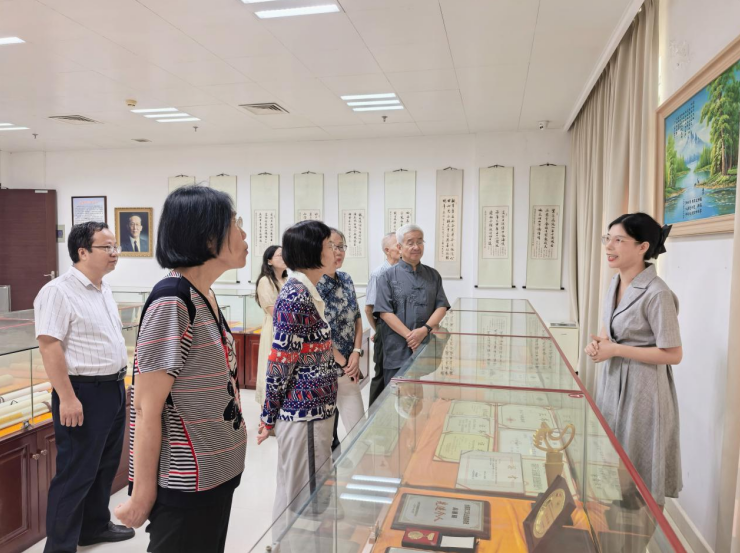 九江市档案馆举行“高镇同院士档案陈列室”揭牌仪式