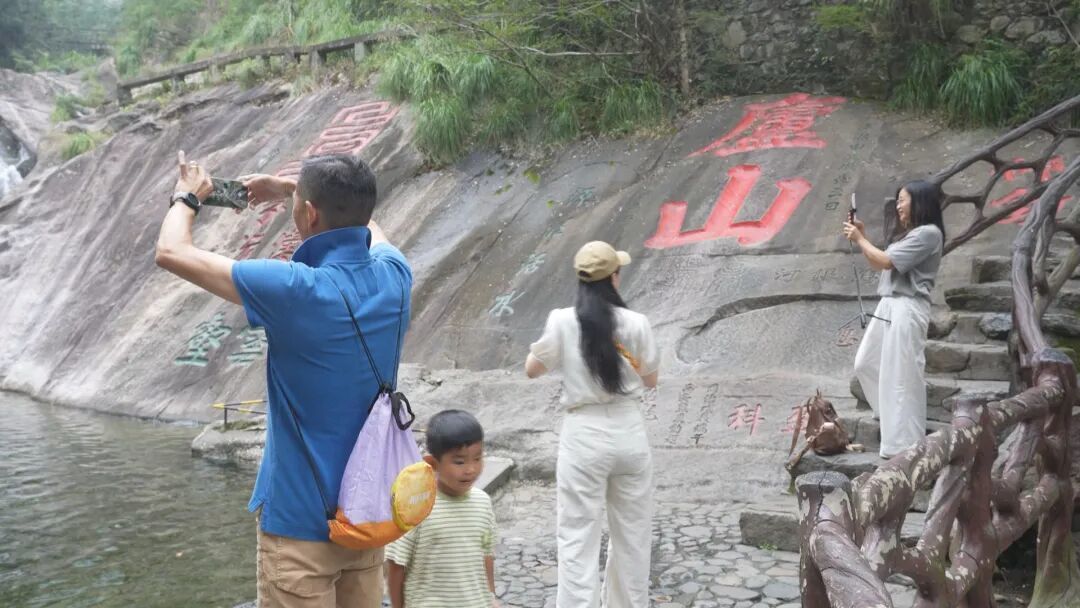 廬山市閘機(jī)客流超百萬！游客直呼“不虛此行”