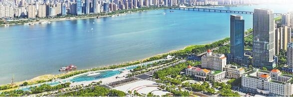 赣江两岸的南昌城区高楼林立、错落有致，与碧水绿岸构成一幅美丽的生态都市画卷。江西日报全媒体记者 张翰林摄