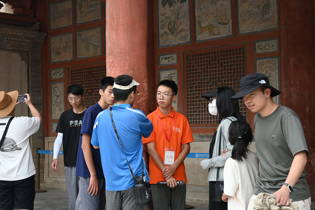 敦煌文化守望者们在与游客们沟通