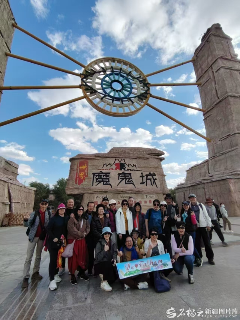 来自马来西亚的旅行团合影留念。张海龙摄