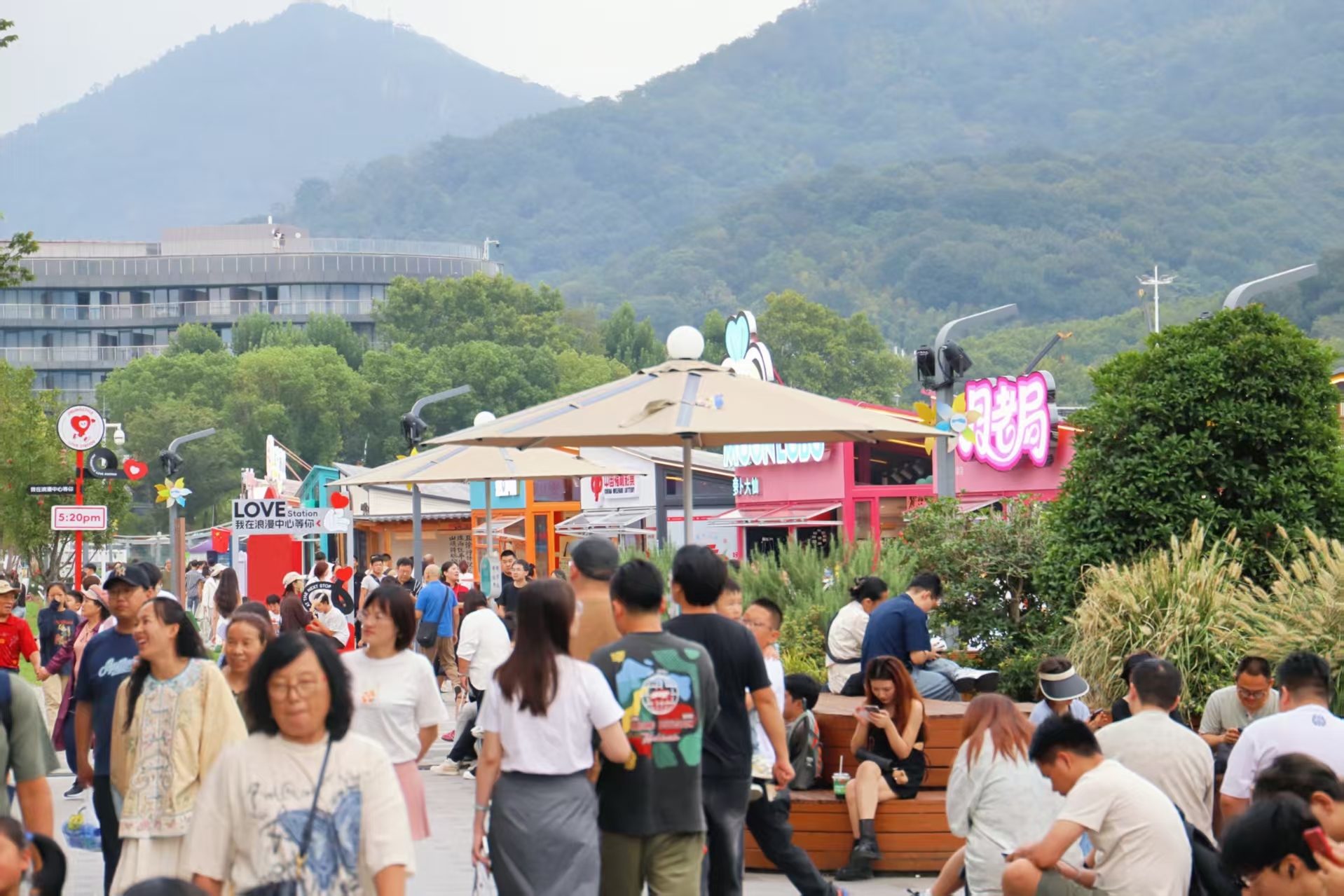 百万游客背后的暖心保障:南京环玄武湖区域双节服务不断档