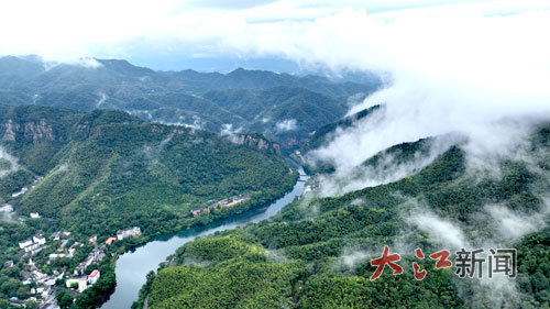 9月27日，上犹县境内云雾似轻纱萦绕山峦。大江网视觉江西 李建平 摄