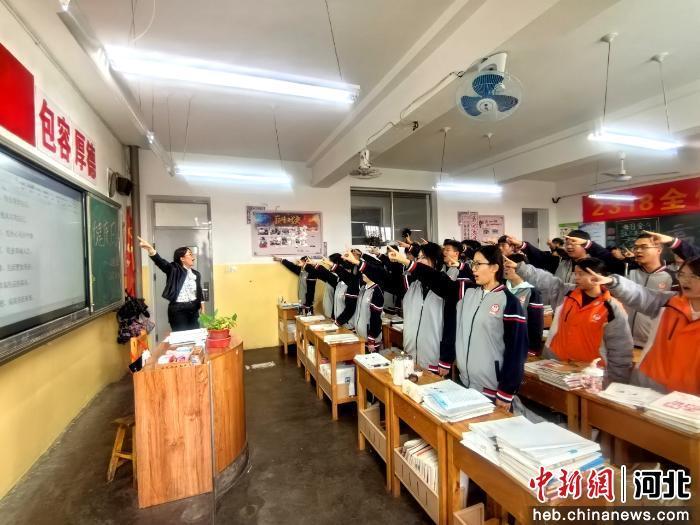 图为泊头市第二中学教师带领学生进行团体心理辅导游戏。 孙通泽 摄