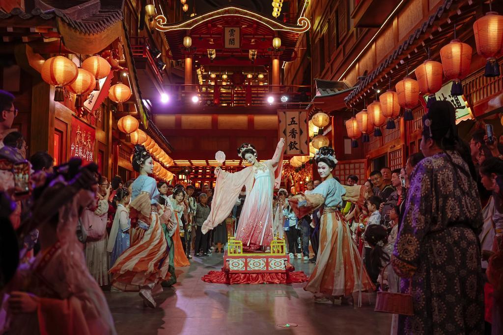 演員在西安市長安十二時辰主題街區(qū)表演。(受訪者供圖)