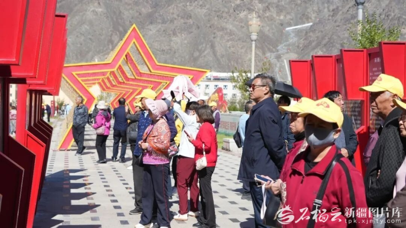伊吾县伊水园景区的游客。迪里夏提·买买提摄