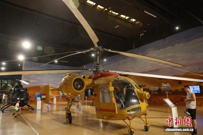 10月6日,游客走进位于江西省景德镇市高新区的江西直升机科技馆参观。中新社记者 刘占昆 摄