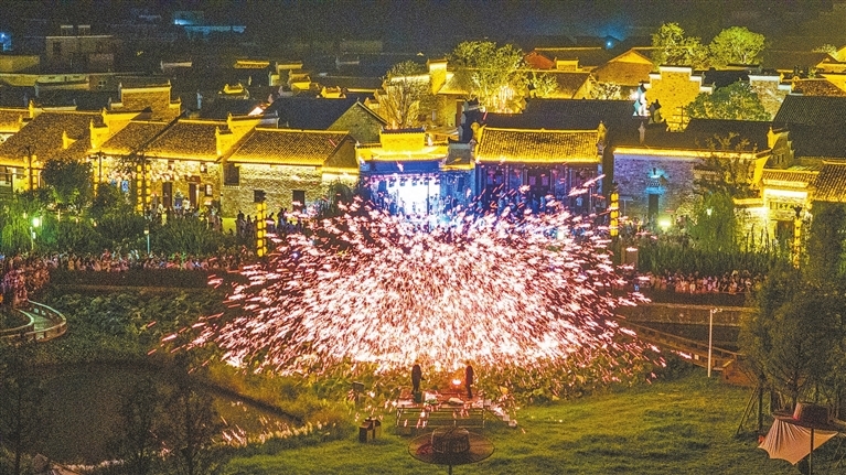 分宜县：游客观看“打铁花”表演（图）