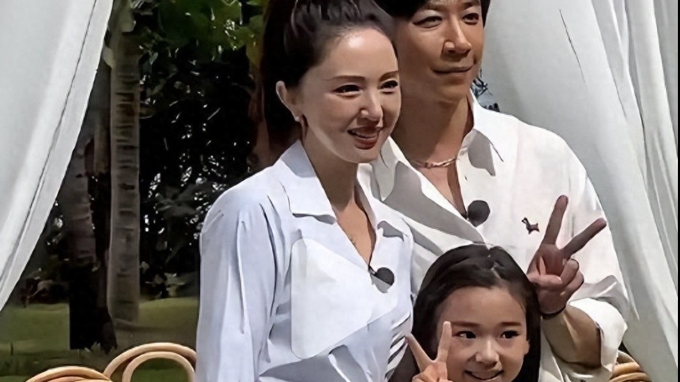 董璇再婚后与前夫首合体！高云翔陪小酒窝买文具，胡子拉碴显沧桑封面图