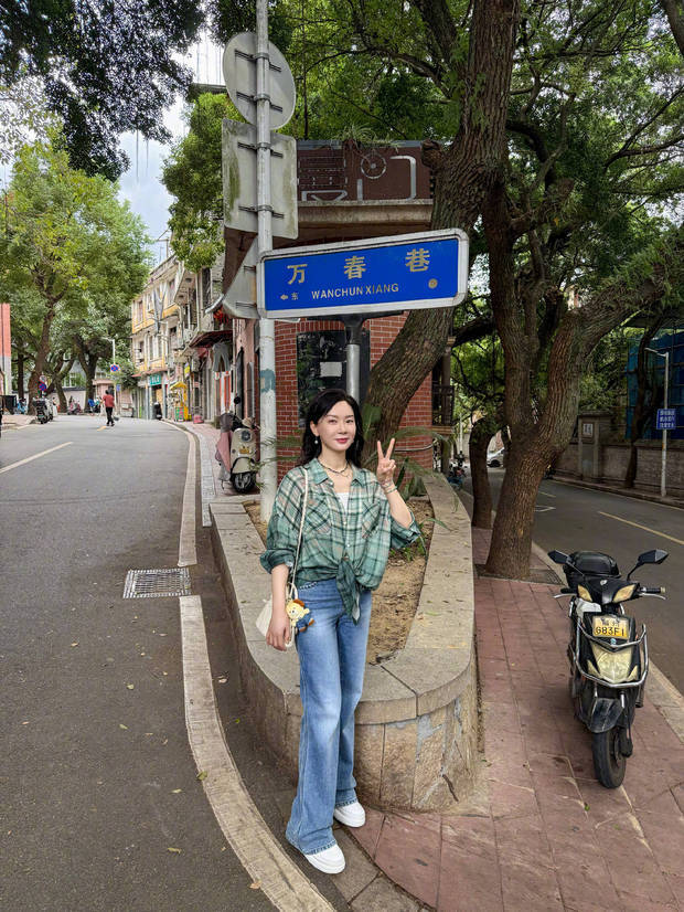 陈数分享悠然假日生活！逛街散步拍美照状态轻盈，笑容明媚心情佳(图6)