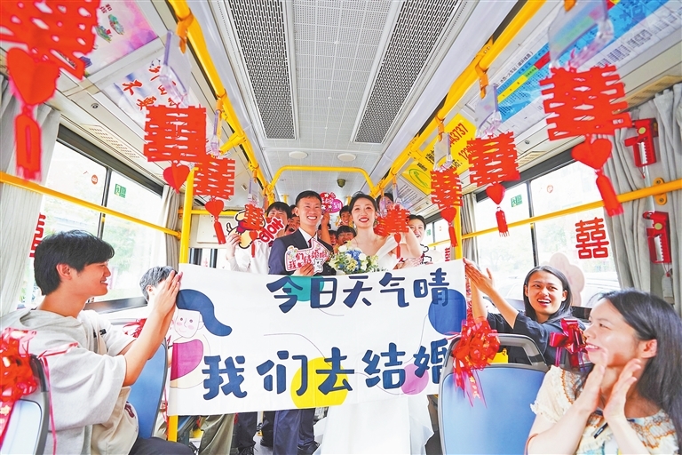 新余：坐着公交去结婚（图）