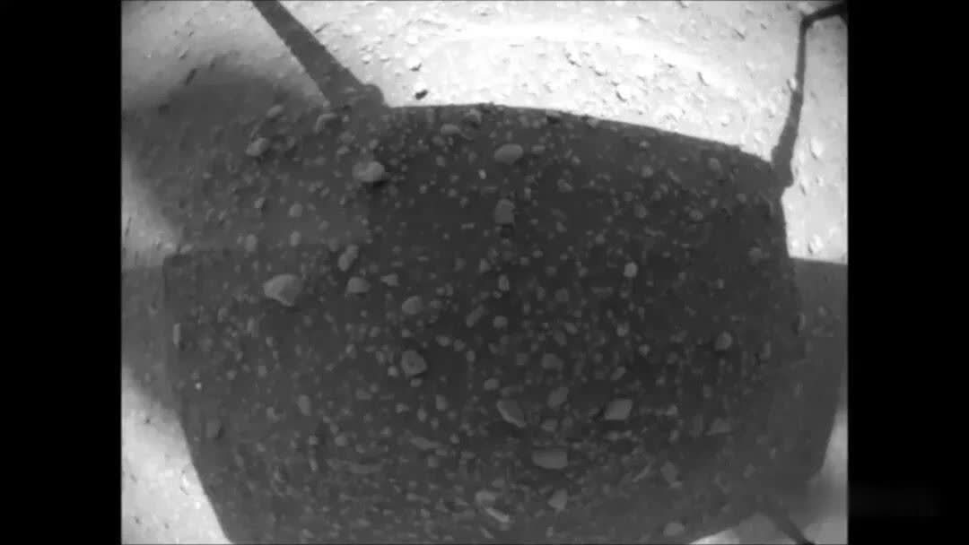 机智号火星直升机正在飞行，看！那是什么？