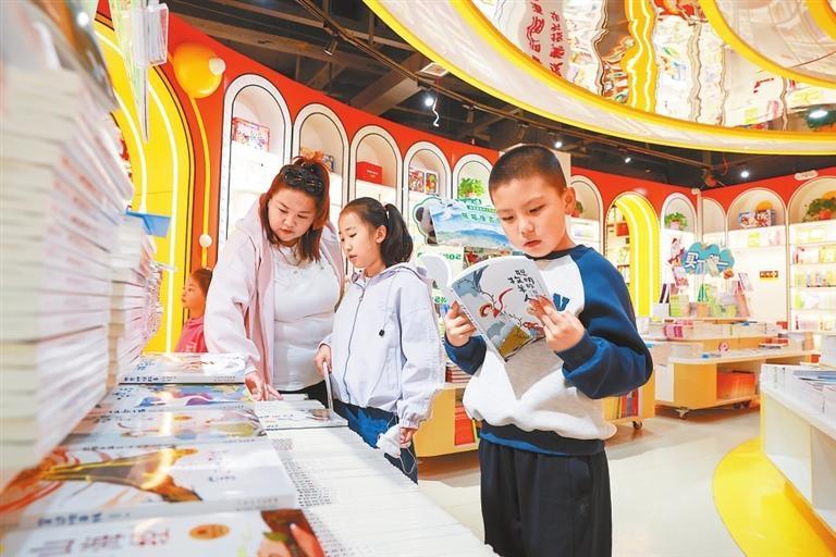 读者在酒泉市肃州区三味书城内选购书籍　 新甘肃·甘肃日报通讯员　曹红祖