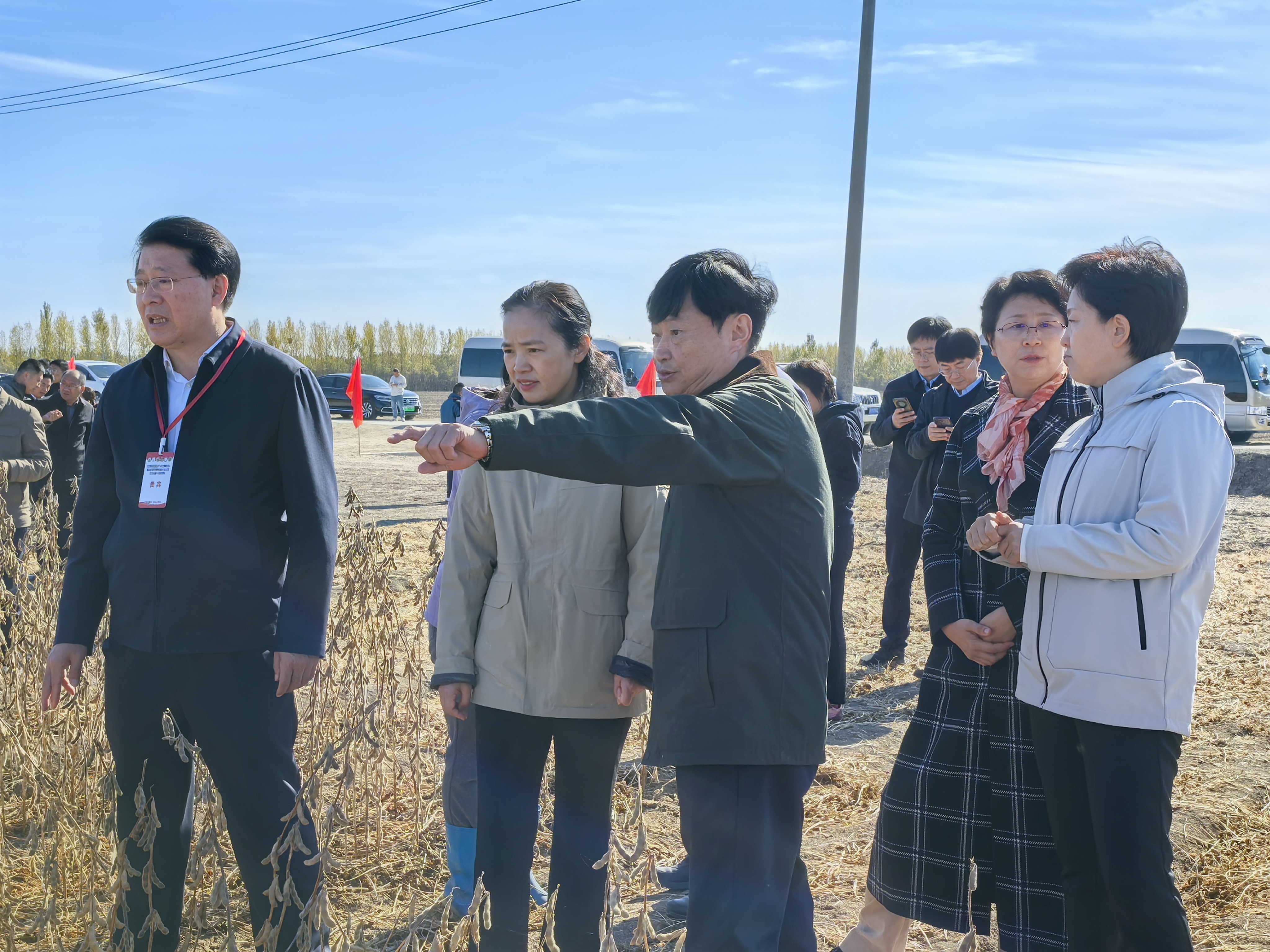 李培武院士(左三)介绍大豆ARC生物耦合技术相关情况