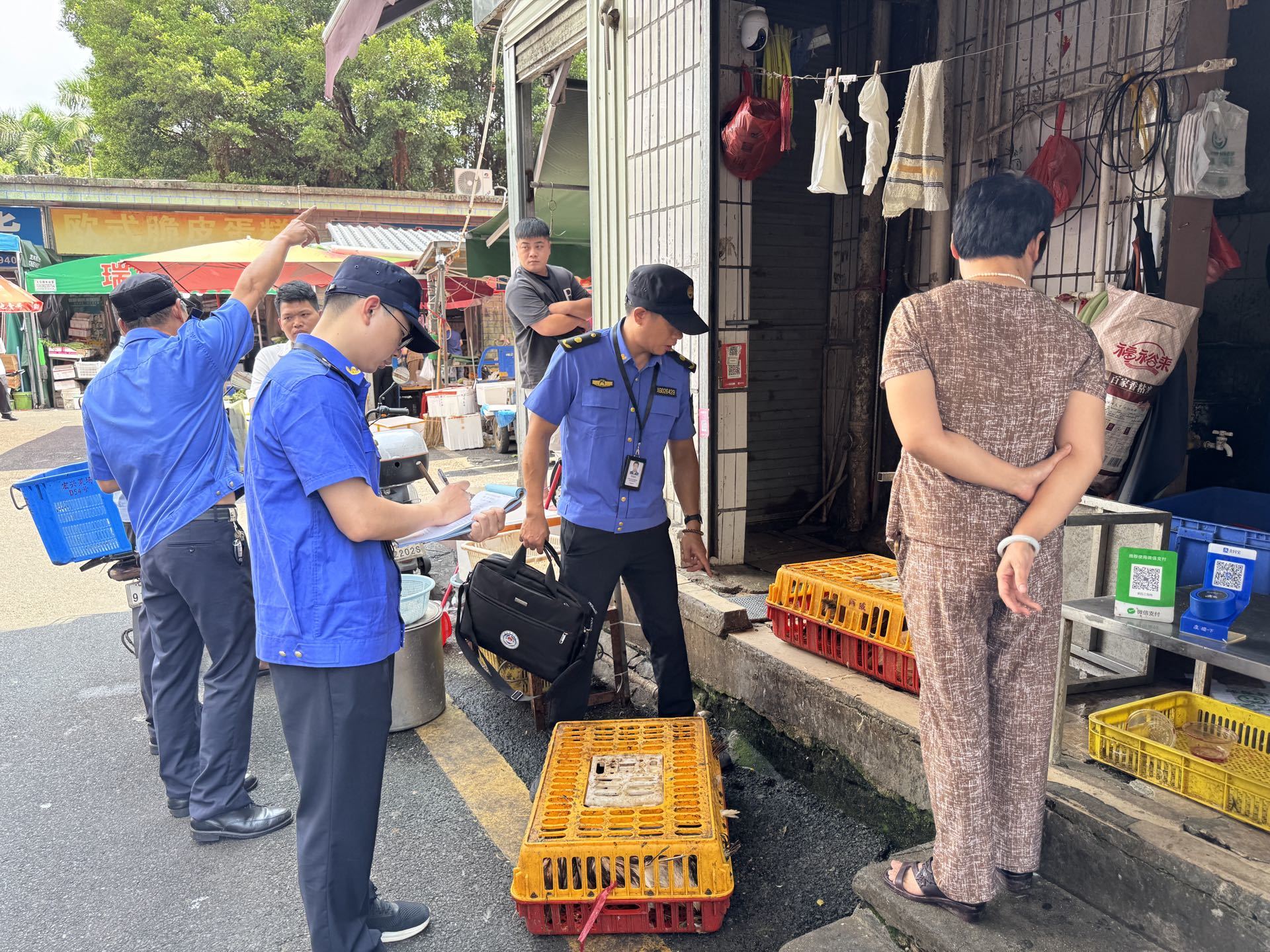 横岗街道多部门联合整治城中村食品安全