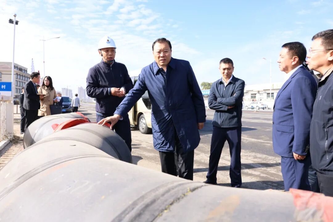 沈德生来到国能辽源生物发电管线施工现场，详细了解项目施工进展、秸秆收储、调峰能力等情况