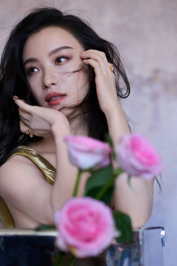 倪妮穿金色深V长裙魅惑美艳 锁骨精致曲线曼妙