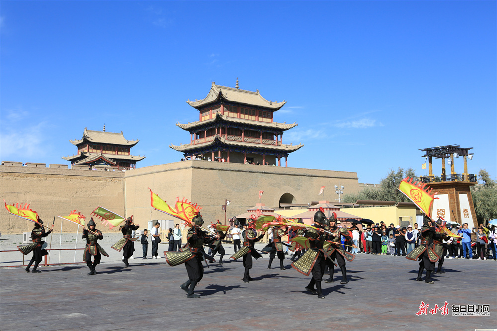 10月2日的嘉峪关关城，游客循着丝路记忆而来，登城楼、抚城砖、望戈壁，在历史与秋景的交融中尽享假日乐趣。新甘肃·每日甘肃网通讯员　马玉福　摄影报道