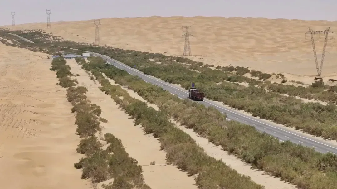 外国小哥穿越塔克拉玛干沙漠惊叹连连，沙漠中为何存在一条“绿色走廊”？