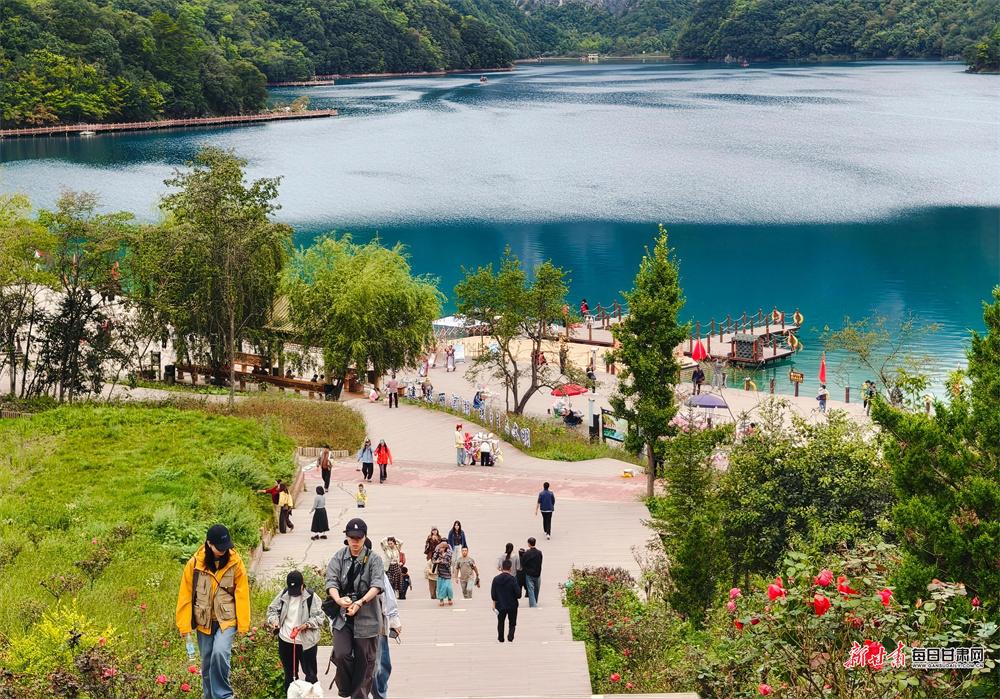 国庆中秋假期，文县天池澄澈如镜，红枫黄桦层林尽染、岸边国旗迎风飘扬，游客循着秋光而来，让这座高山湖泊盛满诗意与欢笑。新甘肃·每日甘肃网通讯员　刘玉玺　摄影报道