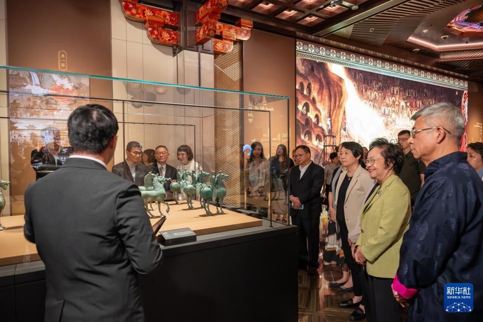 10月6日,嘉宾在澳门保利美高梅博物馆“丝路”大展参观。新华社发